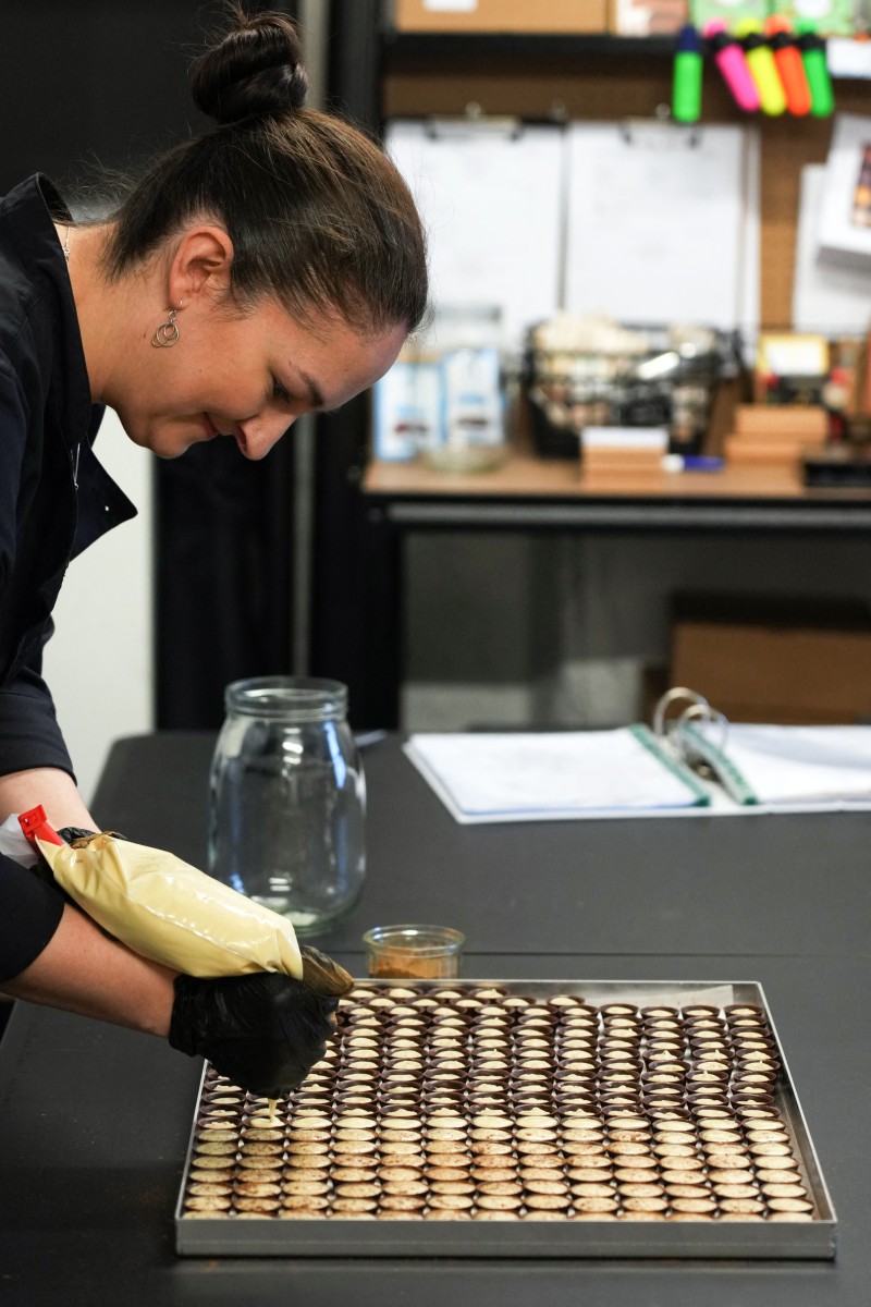 بالصور- صانعة شوكولاتة الأوسكار اسكتلندية تملك متجرا صغيرا... وقطعها النباتية بنكهة الأفلام